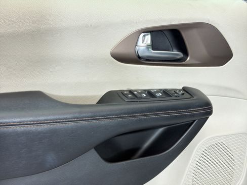 Used 2019 Chrysler Pacifica Touring-L image 24