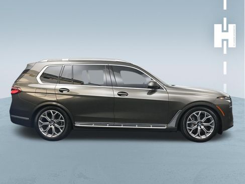 Used 2025 BMW X7 xDrive40i w/ Premium Package AWD/4WD image 3