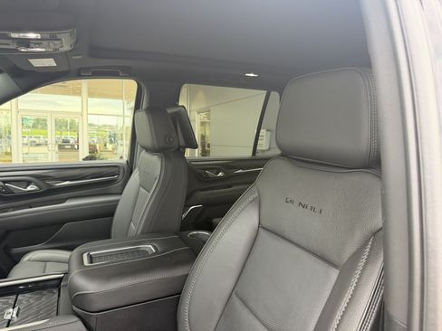 Used 2024 GMC Yukon Denali w/ Advanced Technology Package AWD/4WD image 8
