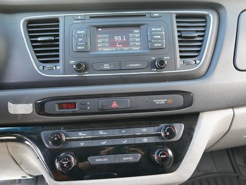 Used 2016 Kia Sedona LX w/ Option Group 020 FWD image 11