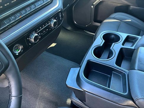 Used 2024 GMC Sierra 1500 SLT image 11