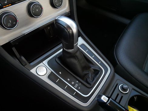 Used 2017 Volkswagen Golf SE image 24