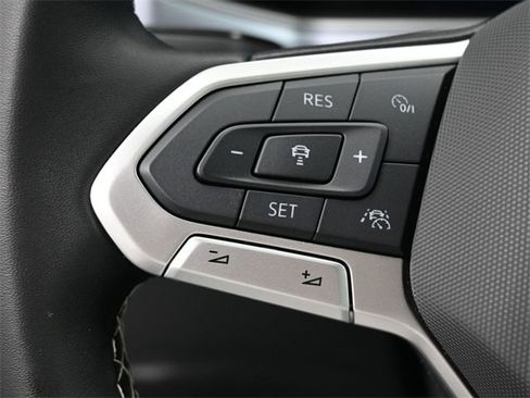 Certified 2025 Volkswagen Taos SE image 16