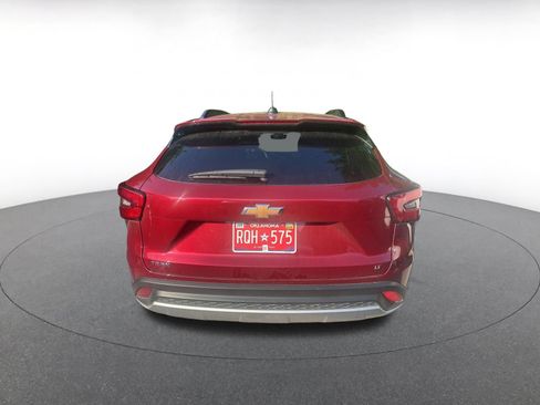 Used 2025 Chevrolet Trax LT w/ LT Convenience Package FWD image 7