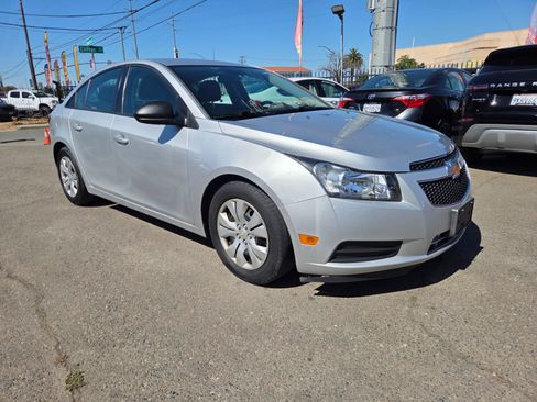 Used 2013 Chevrolet Cruze LS FWD image 5