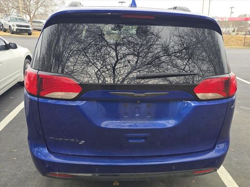 Used 2019 Chrysler Pacifica Touring-L Plus w/ Advanced Safetytec Group image 4