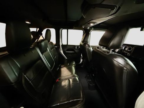Used 2018 Jeep Wrangler Unlimited Sahara image 27