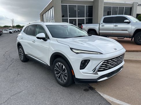 Used 2024 Buick Envision Preferred image 3