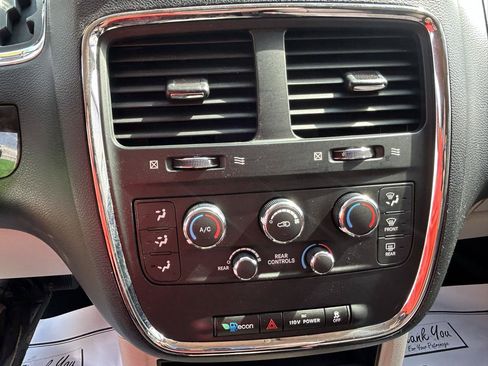 Used 2011 Dodge Grand Caravan SXT FWD image 22