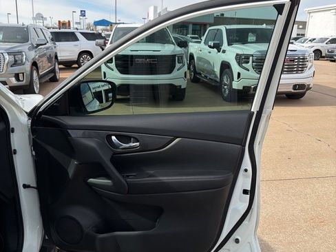 Used 2018 Nissan Rogue SV image 43