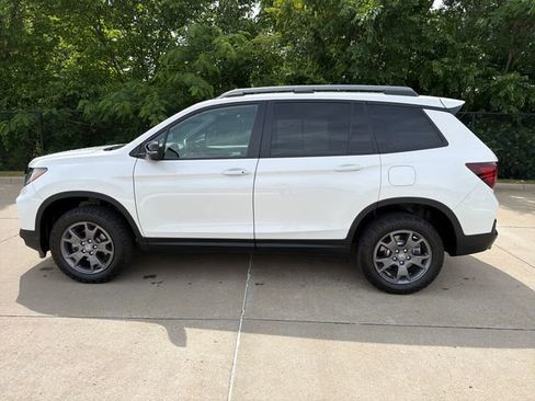 Used 2024 Honda Passport TrailSport image 2