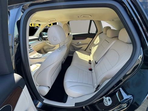 Used 2021 Mercedes-Benz GLC 300 4MATIC w/ Premium Package image 10