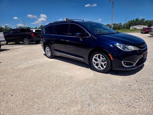 Used 2017 Chrysler Pacifica Touring-L w/ Tire & Wheel Group FWD image 1