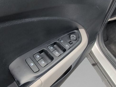Used 2024 Hyundai Venue SEL FWD image 17
