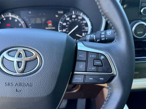 Used 2021 Toyota Highlander XLE image 31