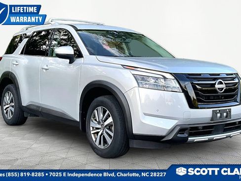 Used 2023 Nissan Pathfinder SL w/ Black Appearance Package AWD/4WD image 1