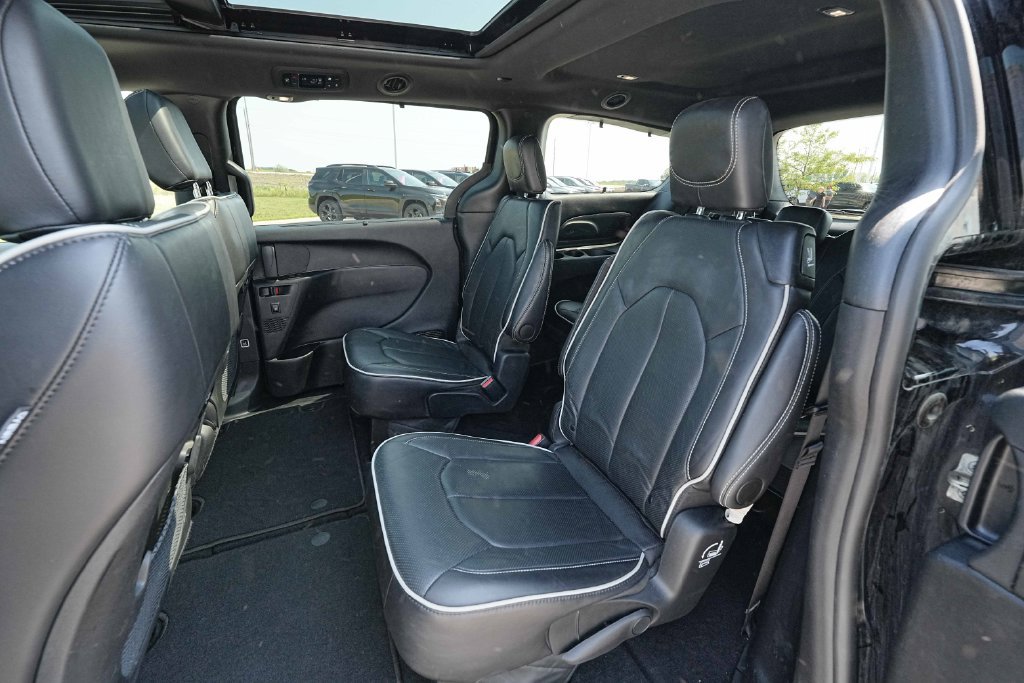 Used 2025 Chrysler Pacifica Limited FWD image 20