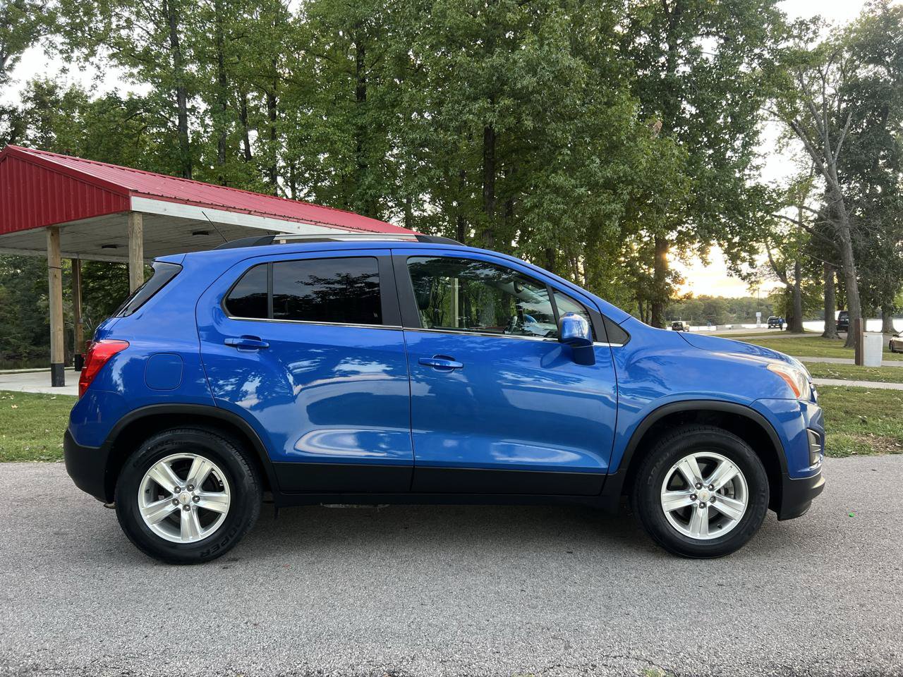 Used 2015 Chevrolet Trax LT w/ LT Sun and Sound Package FWD image 5