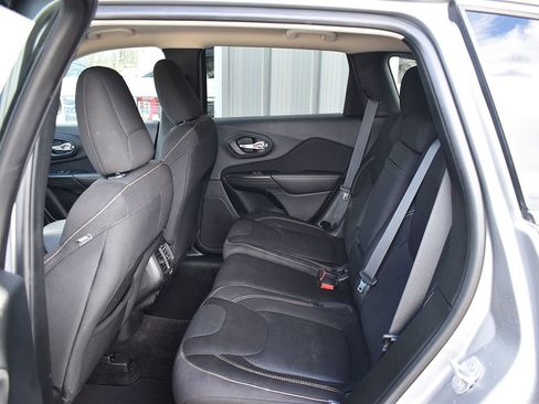 Used 2017 Jeep Cherokee Latitude w/ Safety/Convenience Group AWD/4WD image 6