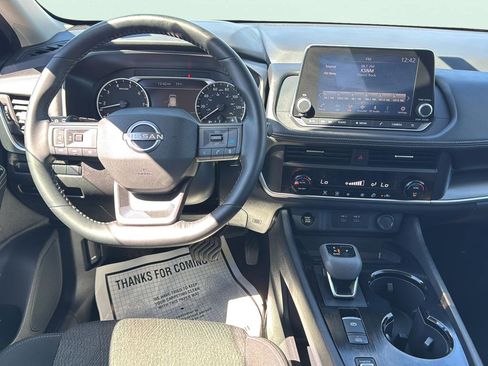 Used 2025 Nissan Rogue SV image 9