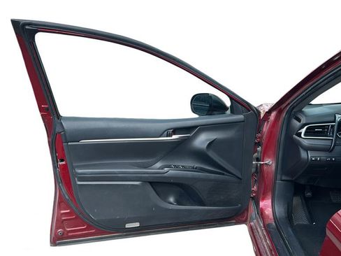 Used 2018 Toyota Camry SE w/ Moonroof Package image 9