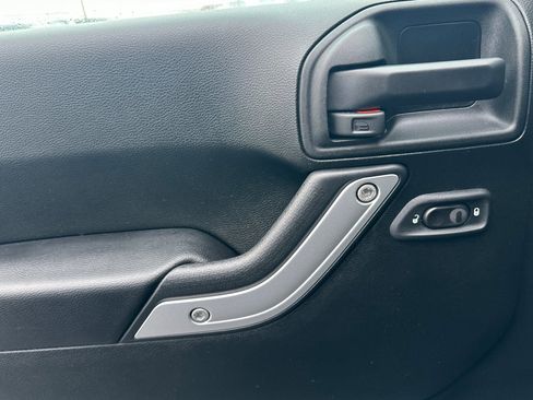 Used 2017 Jeep Wrangler Unlimited Sahara w/ Connectivity Group image 11