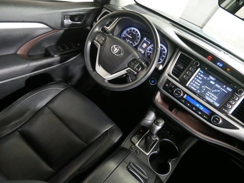 Used 2017 Toyota Highlander XLE AWD/4WD image 9