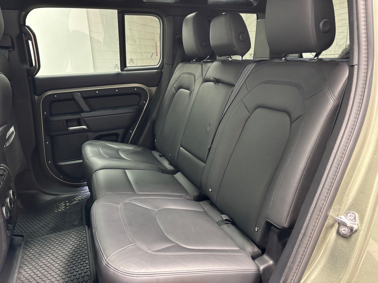 New 2025 Land Rover Defender 110 X-Dynamic SE AWD/4WD image 27