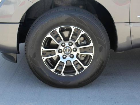 Used 2022 Nissan Titan SV AWD/4WD image 37