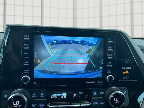 Used 2022 Toyota Highlander XLE AWD/4WD image 27