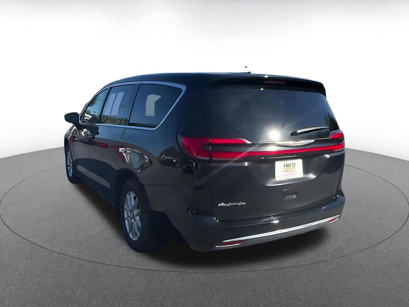 Used 2024 Chrysler Pacifica Touring-L FWD image 9