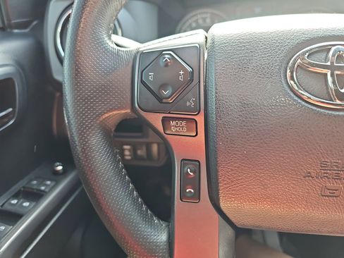 Used 2018 Toyota Tacoma TRD Off-Road AWD/4WD image 17