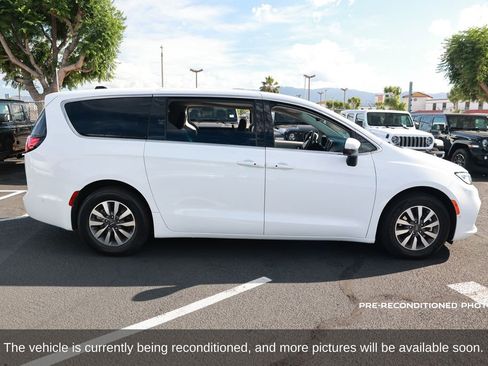 Used 2023 Chrysler Pacifica Touring-L w/ Uconnect Theater Family Group image 7