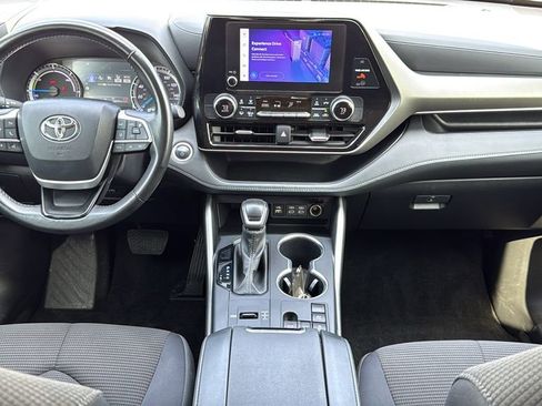 Used 2024 Toyota Highlander LE FWD image 19