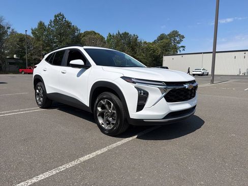 Used 2025 Chevrolet Trax LT w/ LT Convenience Package FWD image 6