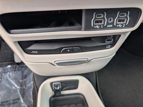 Used 2023 Chrysler Pacifica Touring-L w/ Uconnect Theater Family Group FWD image 19