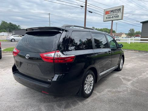 Used 2017 Toyota Sienna XLE Premium w/ Protection Package FWD image 4