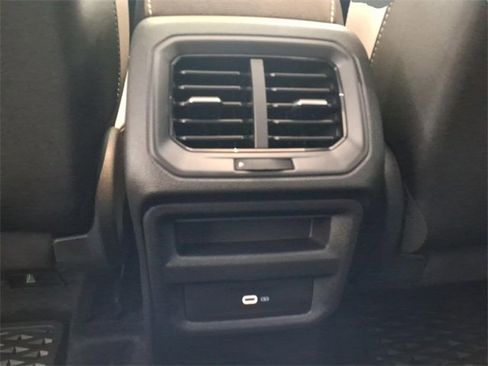 Used 2025 Volkswagen Taos SE w/ Panoramic Sunroof Package image 13