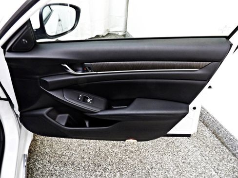 Used 2018 Honda Accord Touring image 11