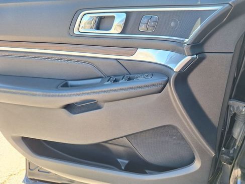 Used 2017 Ford Explorer Limited image 22