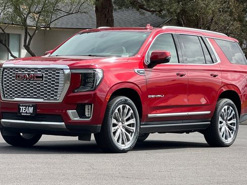 Used 2021 GMC Yukon Denali w/ Denali Premium Package image 8