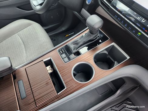 Used 2024 Toyota Sienna LE image 32