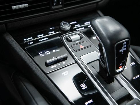 Certified 2022 Porsche Cayenne AWD/4WD image 28