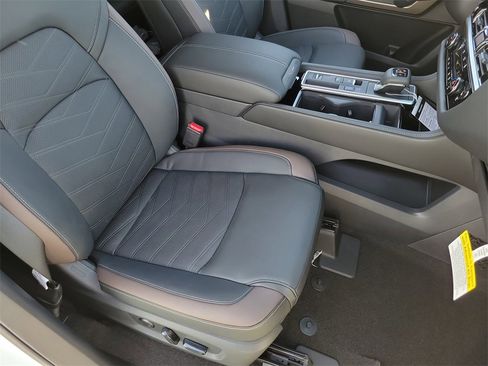 New 2025 Nissan Pathfinder Platinum image 16