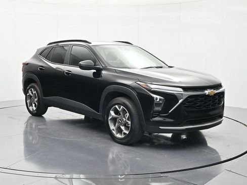 Certified 2025 Chevrolet Trax LT w/ LT Convenience Package FWD image 3