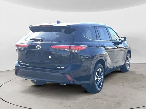Used 2023 Toyota Highlander XLE image 5