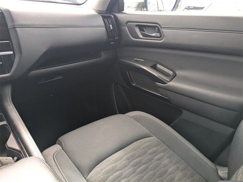 Used 2025 Nissan Pathfinder SV image 18