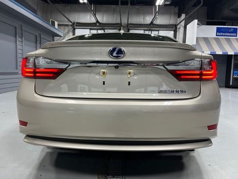 Used 2017 Lexus ES 300h w/ Luxury Package FWD image 6