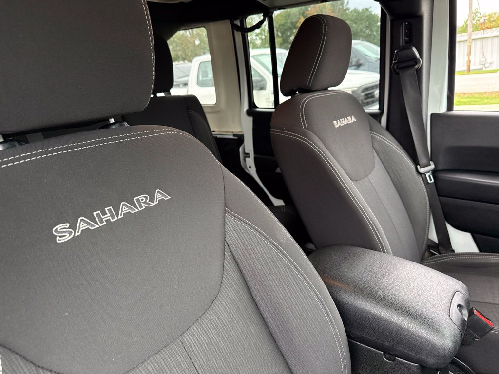 Used 2018 Jeep Wrangler Unlimited Sahara w/ Connectivity Group AWD/4WD image 44