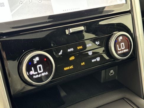 Certified 2025 Land Rover Discovery Dynamic SE image 16